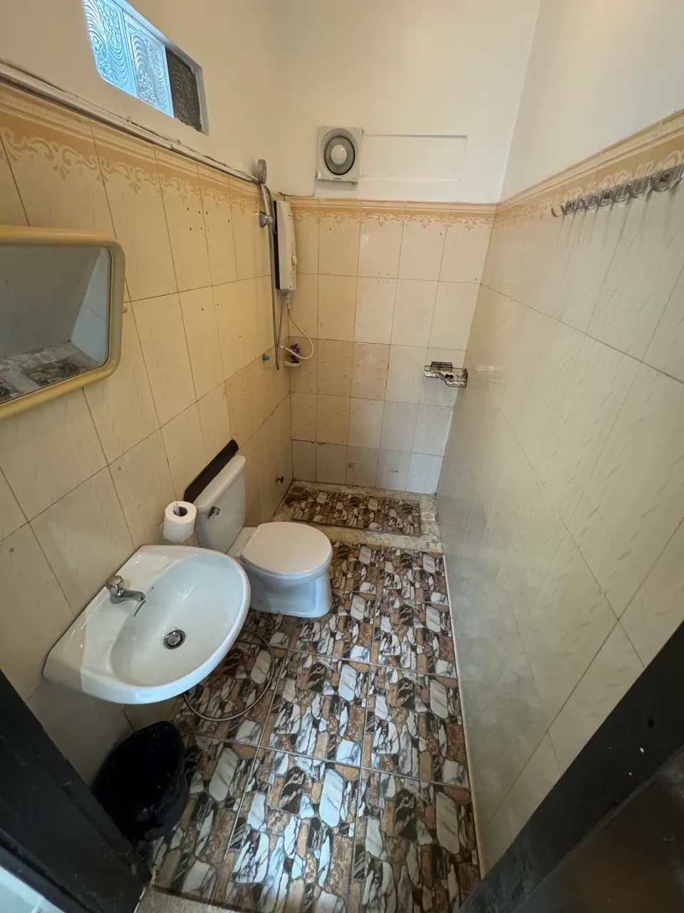 Deluxe room bathroom with pebble-tile floor