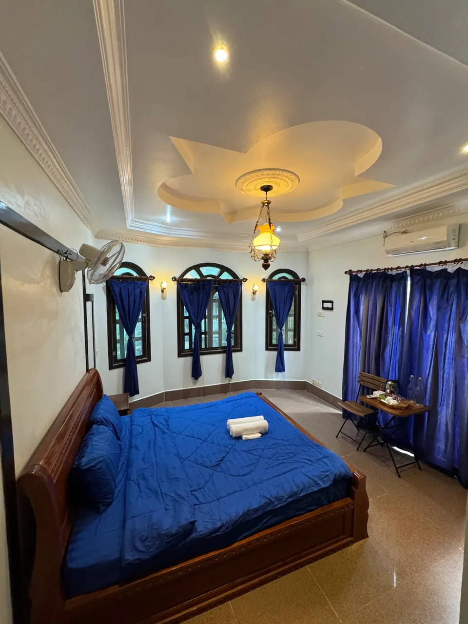 Double room with three arched windows over the garden