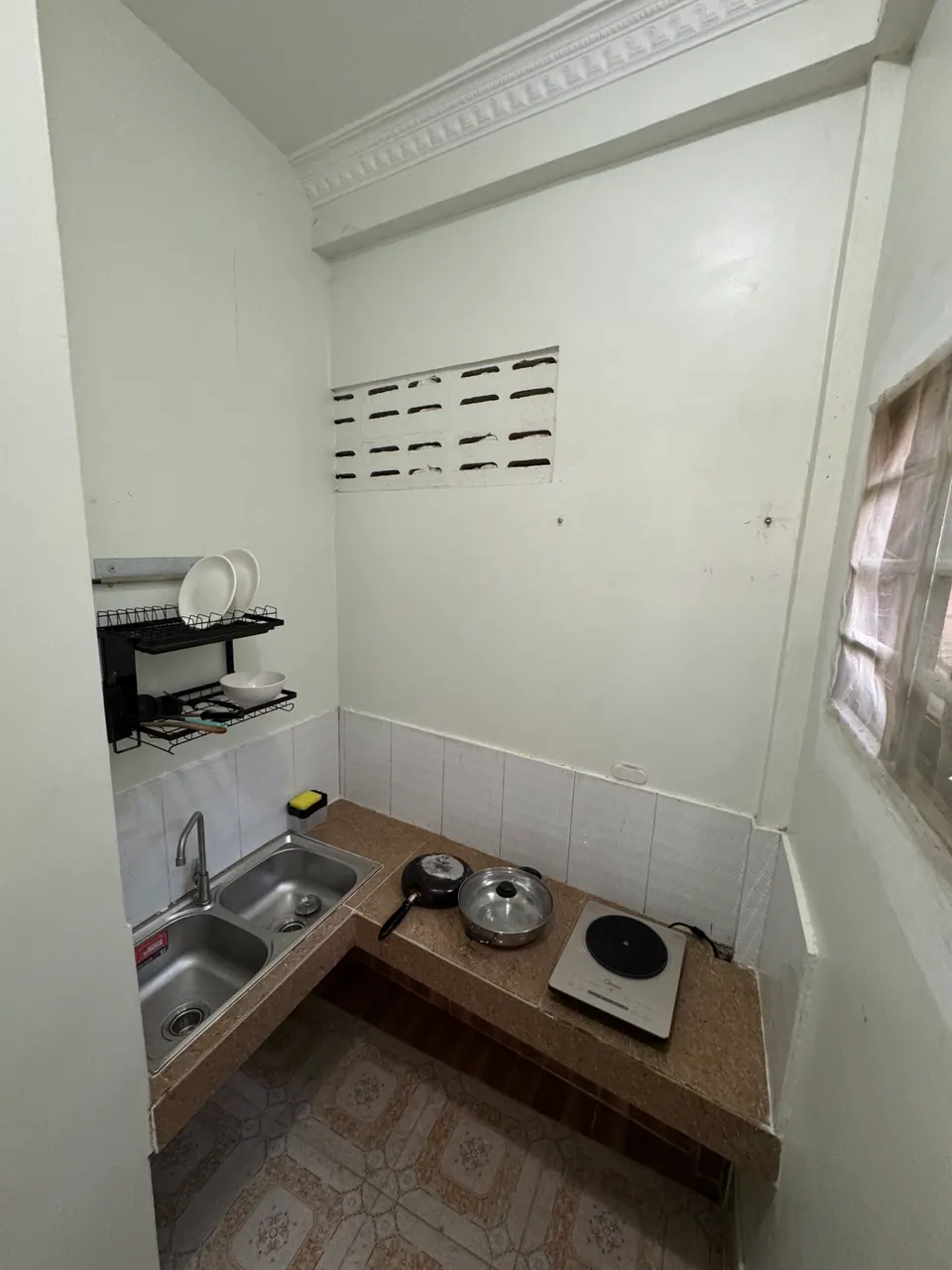Kitchenette corner with sink and hot plate